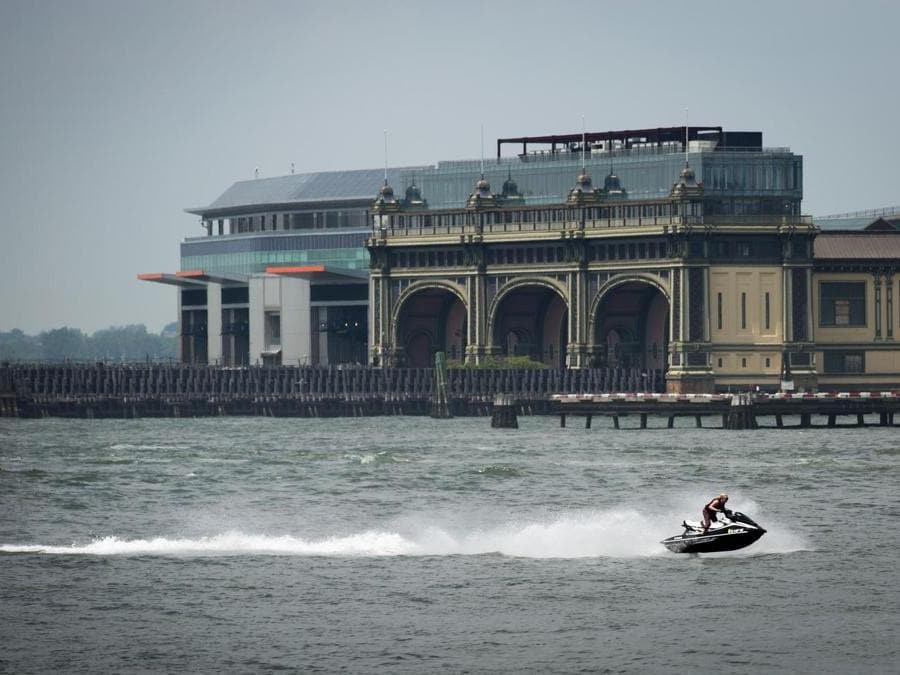 Moto d’acqua lungo l’East River (Drew Angerer/Getty Images/AFP)
