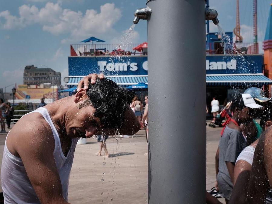 Doccia sul pontile di Coney Island (Spencer Platt/Getty Images/AFP)