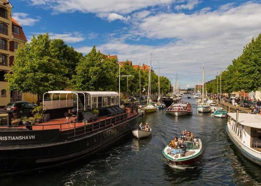 Un giro dei canali attraverso Christianshavn tra le pittoresche case del diciannovesimo secolo (PH Visit Denmark)