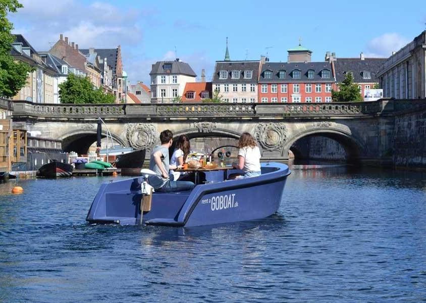 Una gita in barca con gli amici non è turistico, è hygge (PH Visit Denmark)