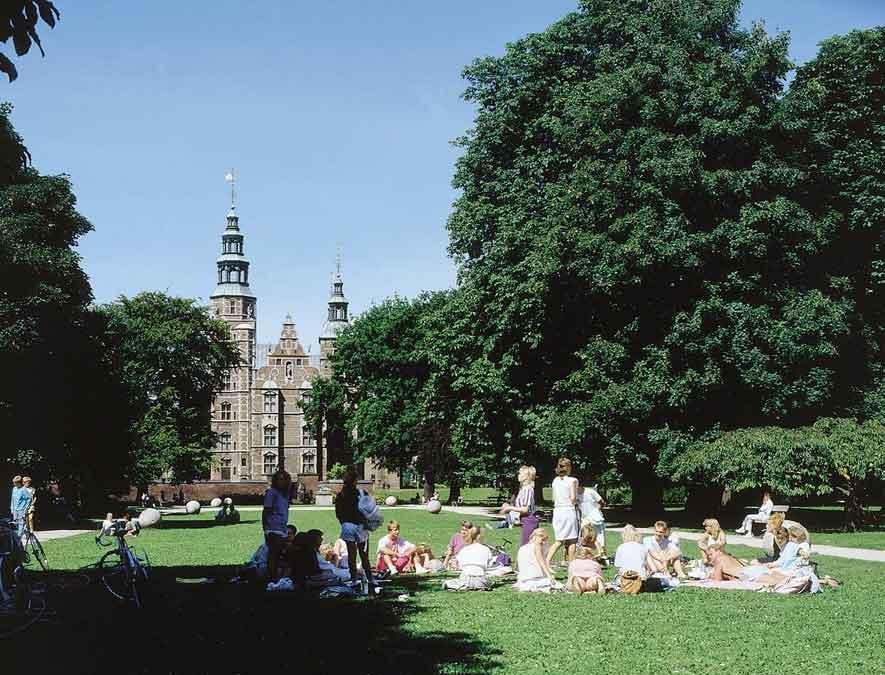 Picnic sull'erba nel parco di fronte al castello di resenborg (PH Cees van Roeden)