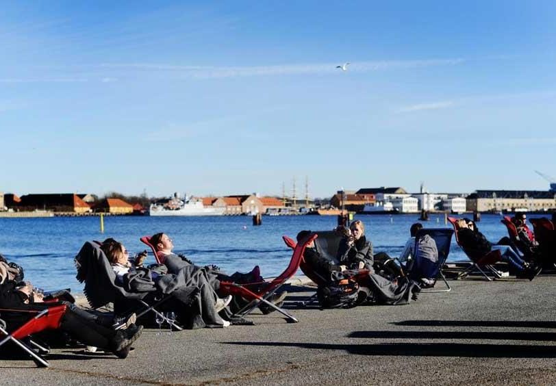 Ai danesi piace stare all'aperto e, quando possono, riscaldarsi ai raggi del sole (PH Visit Denmark)