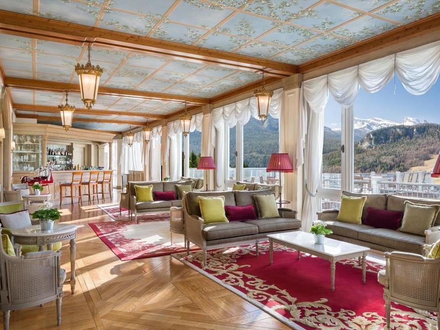 Il Lounge Bar dell’Hotel Cristallo a Cortina dove si svolgeranno gli incontri di “Talenti”