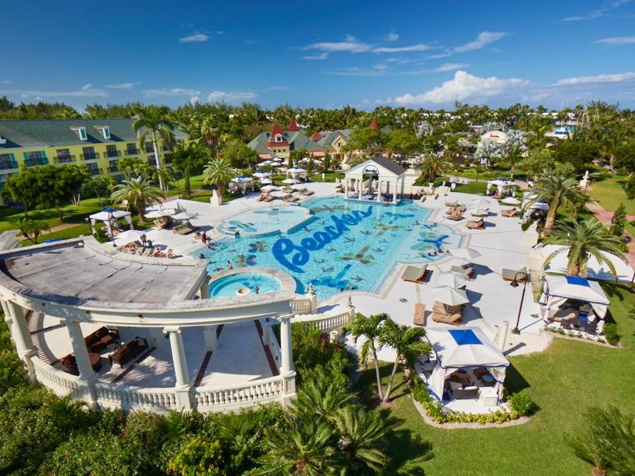La piscina del French village