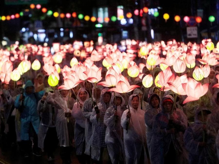 Seoul, la festa delle lanterne apre i festeggiamenti per il compleanno di Buddha (REUTERS/Kwak Sung-Kyung)