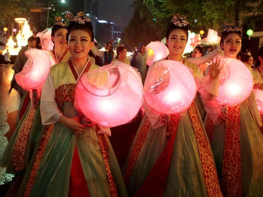 Seoul, la festa delle lanterne apre i festeggiamenti per il compleanno di Buddha (REUTERS/Kwak Sung-Kyung)