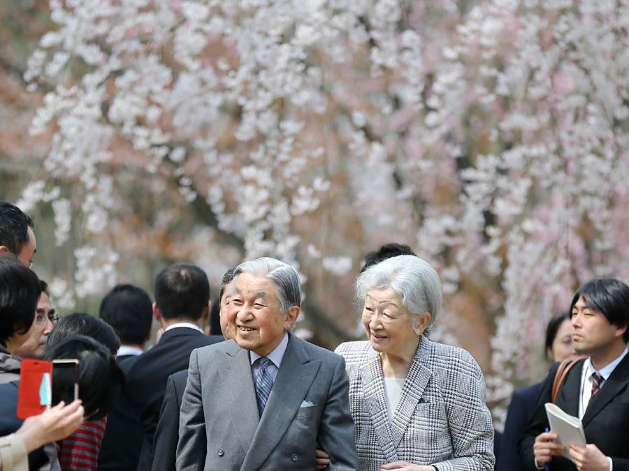 L'imperatore Akihito con la moglie Michiko ammirano lo spettacolo dei ciliegi in fiore a Kyoto. (Photo by JIJI PRESS / JIJI PRESS / AFP) / Japan OUT