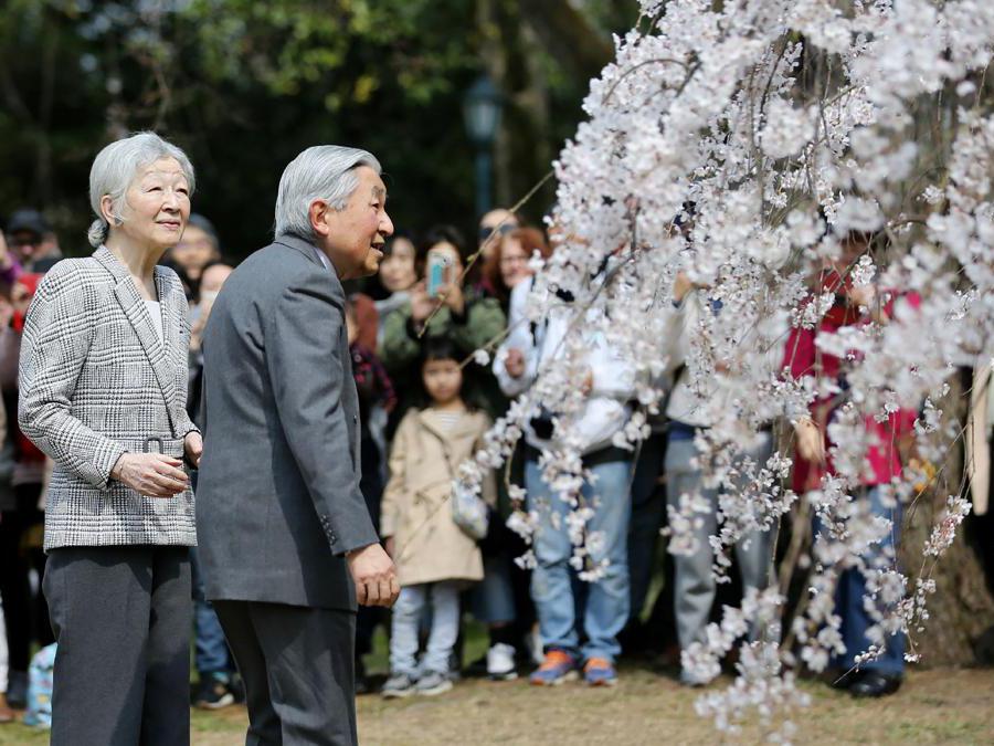L'imperatore Akihito con la moglie Michiko ammirano lo spettacolo dei ciliegi in fiore a Kyoto. (Photo by JIJI PRESS / JIJI PRESS / AFP) / Japan OUT