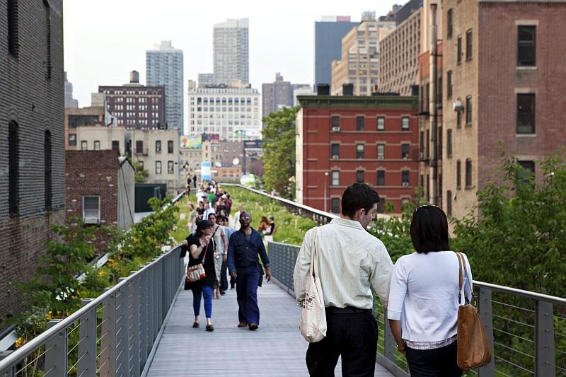 La High Line, parco sopraelevato ricavato su una linea ferroviaria abbandonata nel West Side a Manhattan  (© NYC  Company/ Marley White) 