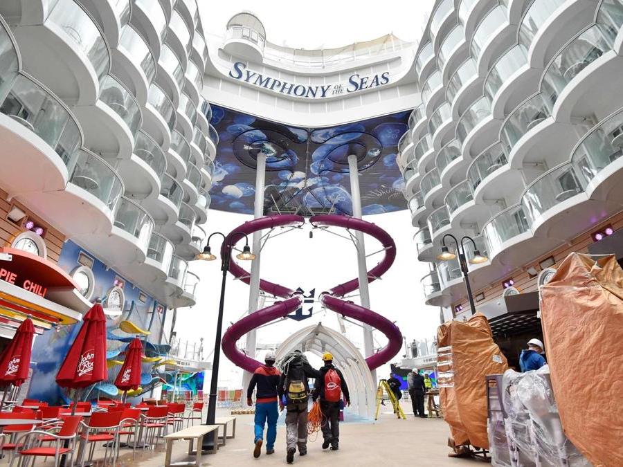 I dipendenti lavorano per preparare la nave da crociera turistica Royal Caribbean Cruise Limited il giorno prima che lasci i cantieri STX (AFP PHOTO / LOIC VENANCE)
