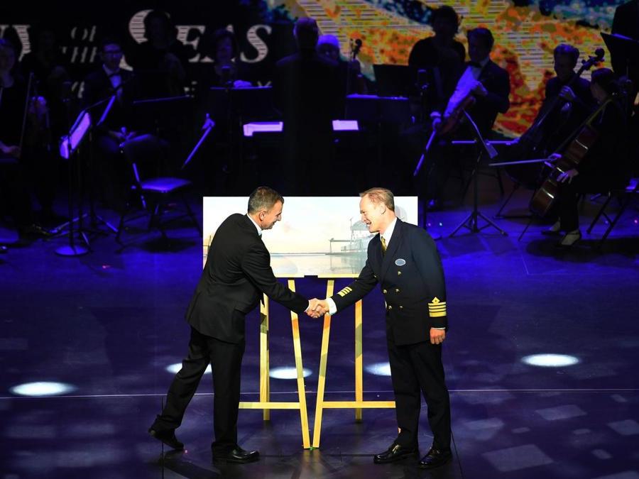 Laurent Castaing (a sinistra). Ceo di Stx, stringe la mano al comandante della 'Symphony of the Seas' capitano Rob Hempstead durante la cerimonia di consegna della nave da crociera turistica “Symphony of the Seas” dai cantieri STX a una compagnia americana “Royal Caribbean”. (AFP PHOTO / LOIC VENANCE)