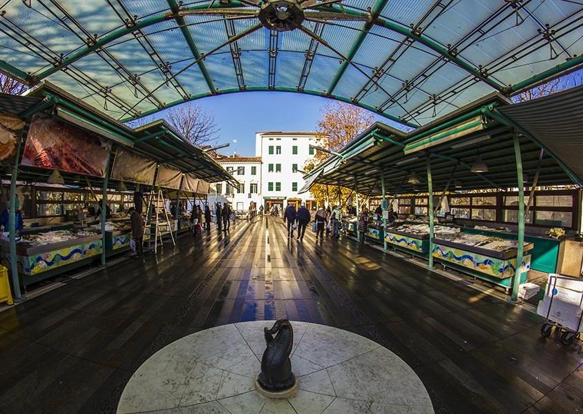 Il mercato dell'isola della Pescheria ( Foto Provincia di Treviso - Fotografo Antonino Azzurro )
