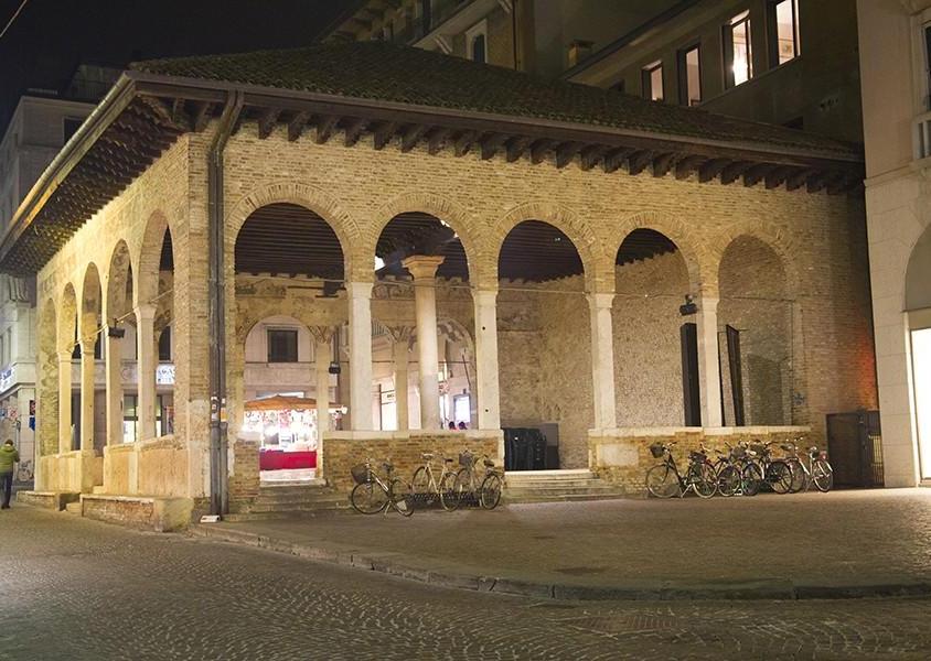 La Loggia dei Cavalieri, edificio ad arcate in stile romanico del Duecento. ( Foto Provincia di Treviso - Fotografo Antonino Azzurro )