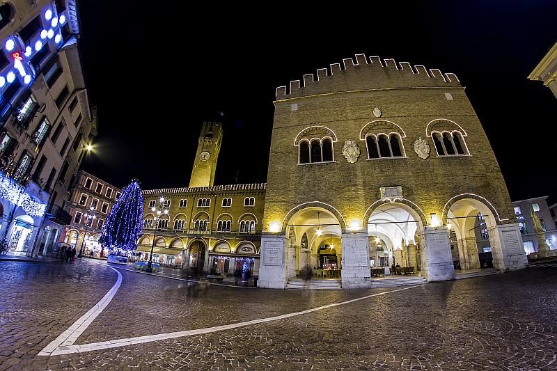 La centrale Piazza dei Signori dove affaccia Palazzo dei Trecento ( Foto Provincia di Treviso - Fotografo Antonino Azzurro )