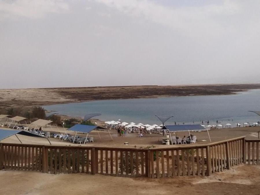 La spiaggia lungo il Mar Morto non è così diversa da un normale stabilimento balneare. Ma appena si entra in acqua, la differenza si nota subito (Foto di Franco Sarcina)