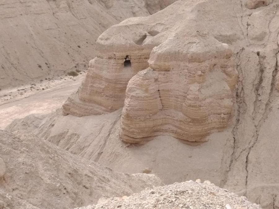 Il deserto di Galilea intorno a Qumran. Al centro della foto, la grotta dove, nel 1947, un beduino scoprì i vasi contenenti i primi Rotoli del Mar Morto (Foto di Franco Sarcina)