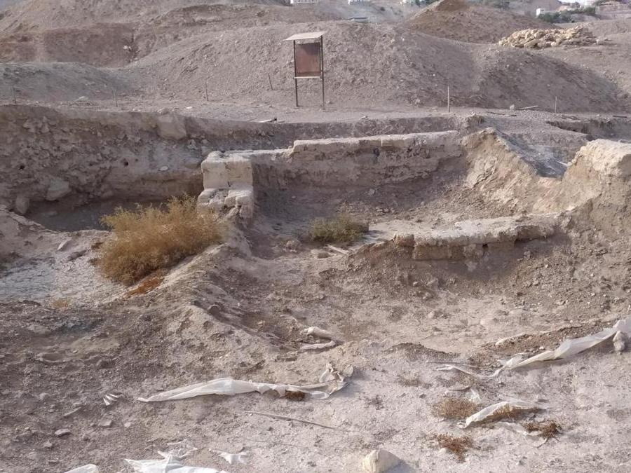 Vista degli scavi di Gerico. Sullo sfondo, una delle bacheche che presumibilmente doveva contenere informazioni sugli scavi, ma che sono vuote (Foto di Franco Sarcina)