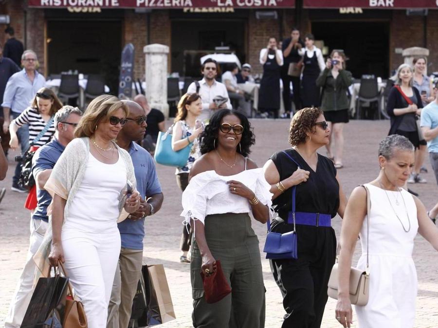 Michelle Obama in via Del Campo a Siena (Ansa)