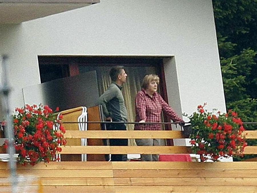 La cancelliera tedesca Angela Merkel con il marito Joachim Sauer a Solda, Bolzano.  (Ansa)