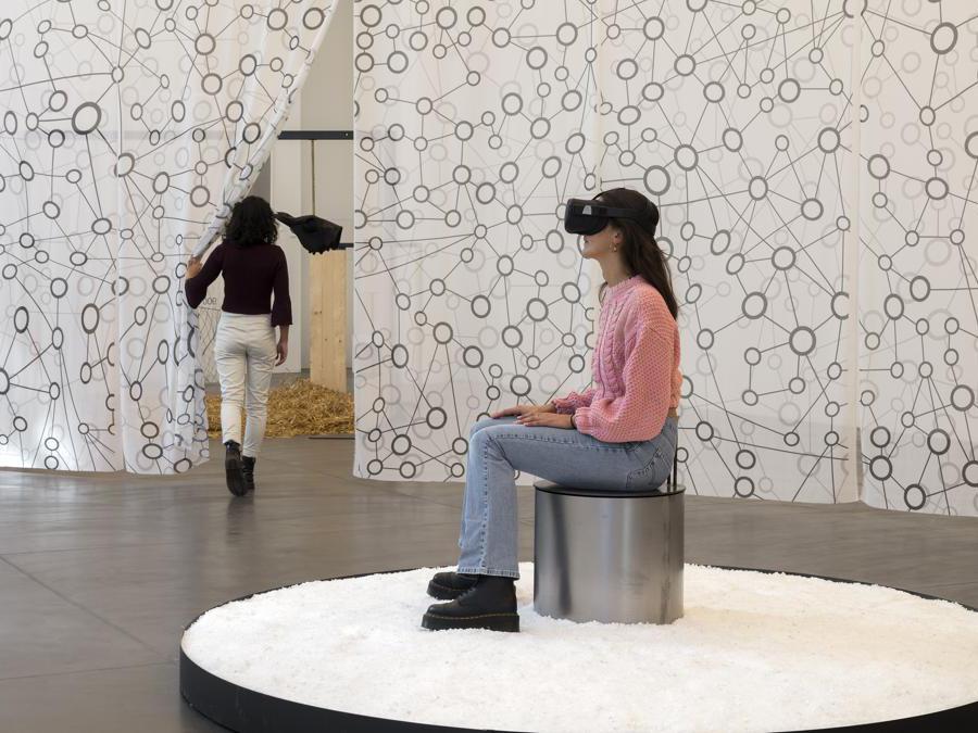 Marzia Migliora, Lo Spettro di Malthus, 2020. Video installazione di realtà virtuale, suono ASMR, colore, animazione, 4'30'', dispositivo Oculus, sale, sgabello, vasca, ø 250 cm. Foto di Renato Ghiazza. Courtesy: dell'artista; Museo MA*GA.
