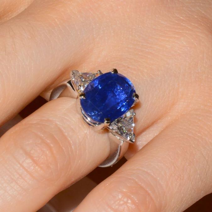 Anello con zaffiro del Madagascar, 9 ct, stima 9.000 €, venduto a 20.800 €, Courtesy Ansuini