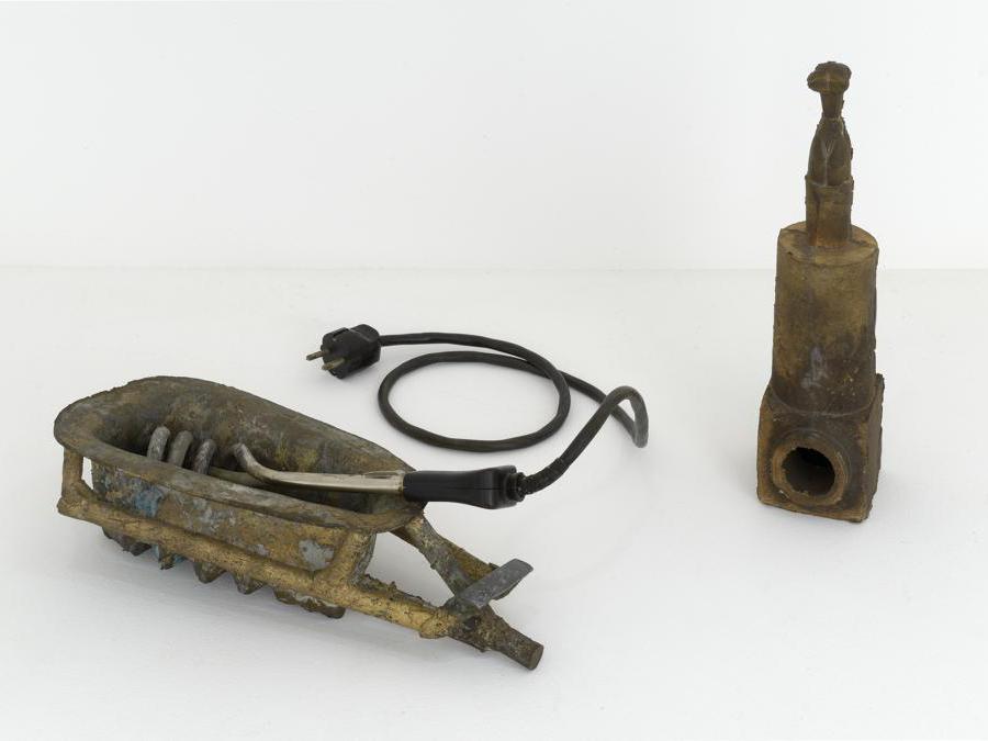 Joseph Beuys. Foto; Charles Duprat Badewanne für eine Heldin, Guß 1984 Figur (Ofen), 1950, Wanne 1961. Per gentile concessione della Galerie Thaddaeus Ropac, Londra, Parigi, Salisburgo (Joseph Beuys Estate / VG-Bildkunst, Bonn, 2020)