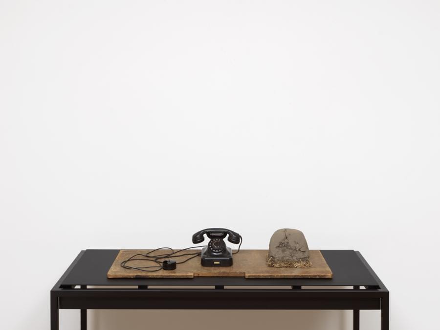 Joseph Beuys. Foto: Marcus Leith «Erdtelefon (Earth Telephone)», 1968. Per gentile concessione della Galerie Thaddaeus Ropac, Londra, Parigi, Salisburgo (Joseph Beuys Estate / VG-Bildkunst, Bonn, 2020)