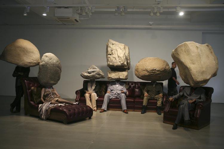 Sun Yuan & Peng Yu «Teenager Teenager » 2011 simulazione di scultura, sofa, simulazione di pietra. Per gentile concessione dell’artitsta e della galleria Continua di San Gimignano