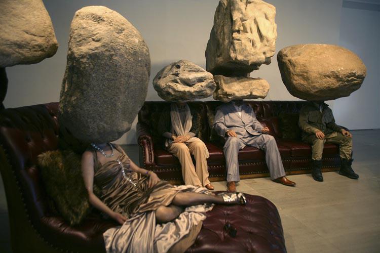 Sun Yuan & Peng Yu «Teenager Teenager » 2011 simulazione di scultura, sofa, simulazione di pietra. Per gentile concessione dell’artitsta e della galleria Continua di San Gimignano