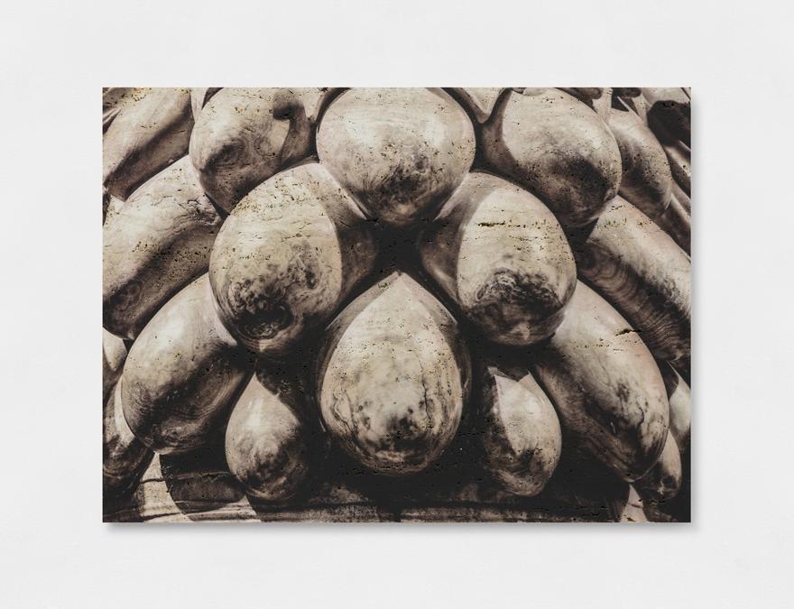 Elisa Sighicelli, ’Untitled (9447)’ 2019, 68x92x4 cm. Stampa UV su travertino. Su concessione del Ministero per i Beni e le attività culturali - Museo Archeologico Nazionale di Napoli (foto di Sebastiano Pellion di Persano)