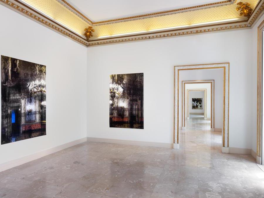 Veduta d'installazione , Elisa Sighicelli ’Storie di Pietròfori e Rasomanti’. Museo Pignatelli, Napoli (foto di Sebastiano Pellion di Persano)