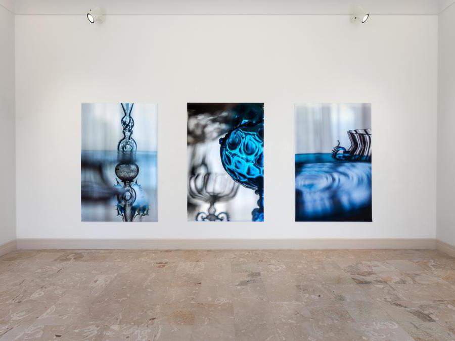 Veduta d'installazione , Elisa Sighicelli ’Storie di Pietròfori e Rasomanti’ Museo Pignatelli, Napoli (foto di Sebastiano Pellion di Persano)