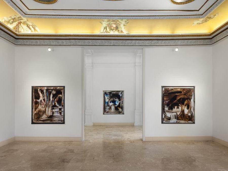 Veduta d'installazione , Elisa Sighicelli «’Storie di Pietròfori e Rasomanti’. Museo Pignatelli, Napoli (foto di Sebastiano Pellion di Persano)