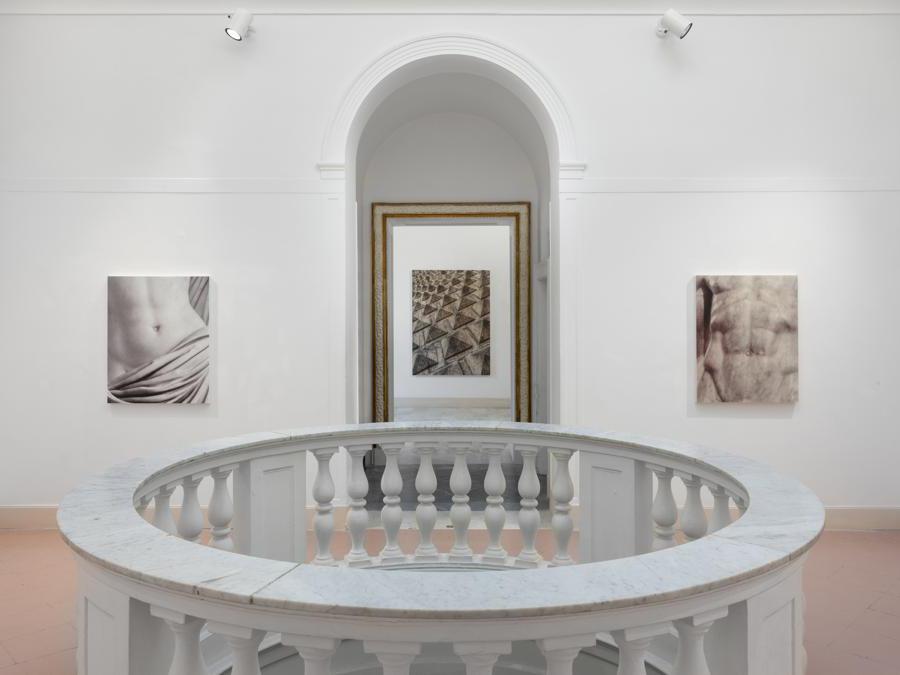 Veduta d'installazione, Elisa Sighicelli ’Storie di Pietròfori e Rasomanti’. Museo Pignatelli, Napoli (foto di Sebastiano Pellion di Persano)