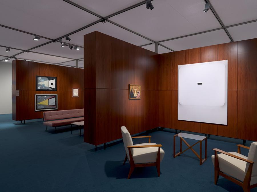 Hauser & Wirth a Frieze Masters 2019 A Frieze Masters 2019 Hauser & Wirth presenta la mostra “Before or After, at the Same Time: Rome, Milan, and Fabio Mauri, 1948 –1968”, dedicata alla scena artistica italiana del dopoguerra a Milano e a Roma a partire da Fabio Mauri, artista, scrittore, intellettuale. Lo stand si articola in sei “stanze”, una struttura progettata dallo studio di architettura milanese Baukuh. La galleria ha registrato vendite record il primo giorno di fiera con prezzi milionari. Il secondo giorno ha venduto uno Schifano del 61 a 900.000 euro. Courtesy the artists / estates and Hauser & Wirth. Fotografia: Todd White Art Photography