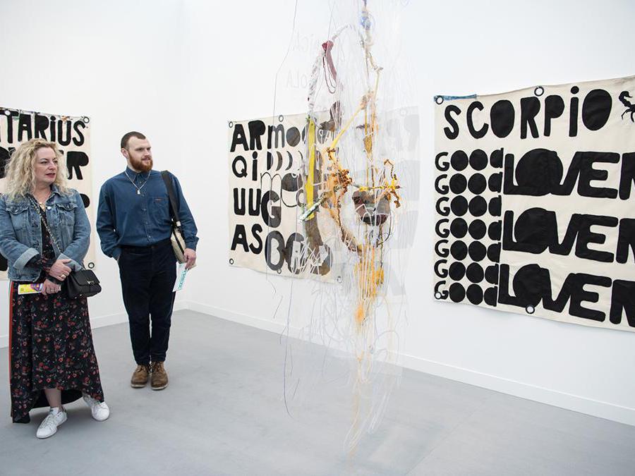 High Art a Frieze London 2019 L'artista francese Julien Creuzet, esposto allo stand della galleria parigina High Art, ha vinto il premio Camden Arts Centre Emerging Arts Prize at Frieze 2019, grazie al quale realizzerà una mostra al Camden Arts Centre a ottobre 2020. Artista franco-caraibico, nelle sue opere riflette la sua duplice identità. Le sue sculture sono realizzate con materiali di scarto e rifiuti che si trovano negli oceani e sulle coste per cui il suo lavoro rappresenta una riflessione sull'ambiente, ma si pone anche in relazione con il corpo. I prezzi in fiera vanno da 6.000 a 12.000 euro. È stato esposto accanto ai lavori su tessuto di Mélanie Matranga (8.000 euro). Entrambi sono giovani che hanno già un ottimo curriculum di esposizioni istituzionali in Francia e ora vengono öanciati dalla galleria a livello internazionale. Courtesy Frieze London