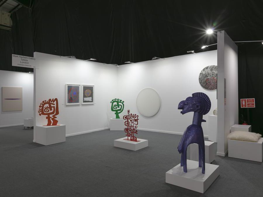 Stand di Tafeta / Mark Hachem con lavori di Niyi Olagunju e Victor Ekpuk.  (Foto: Elie Bekhazi. Per gentile concessione di Beirut Art Fair) 