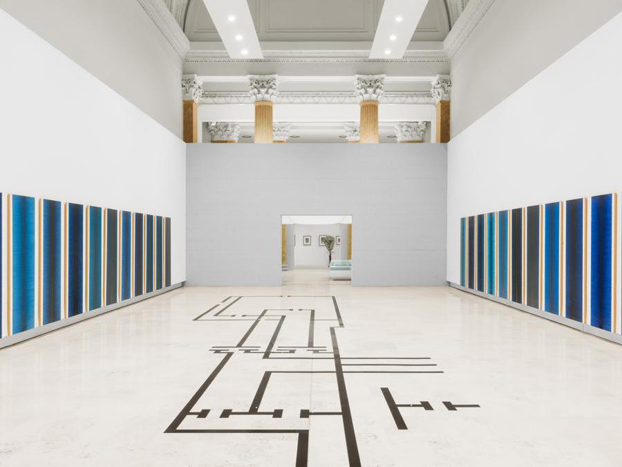 Quadriennale d'arte 2020 FUORI, veduta dell'allestimento. Al centro, Micol Assaël; alle pareti, Irma Blank, courtesy Fondazione La Quadriennale di Roma, foto DSL Studio