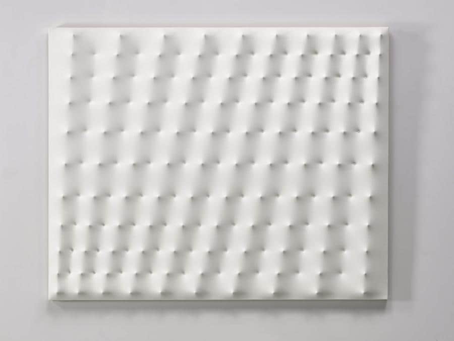 Enrico Castellani, Superficie bianca, 1975 (courtesy di Sotheby's)