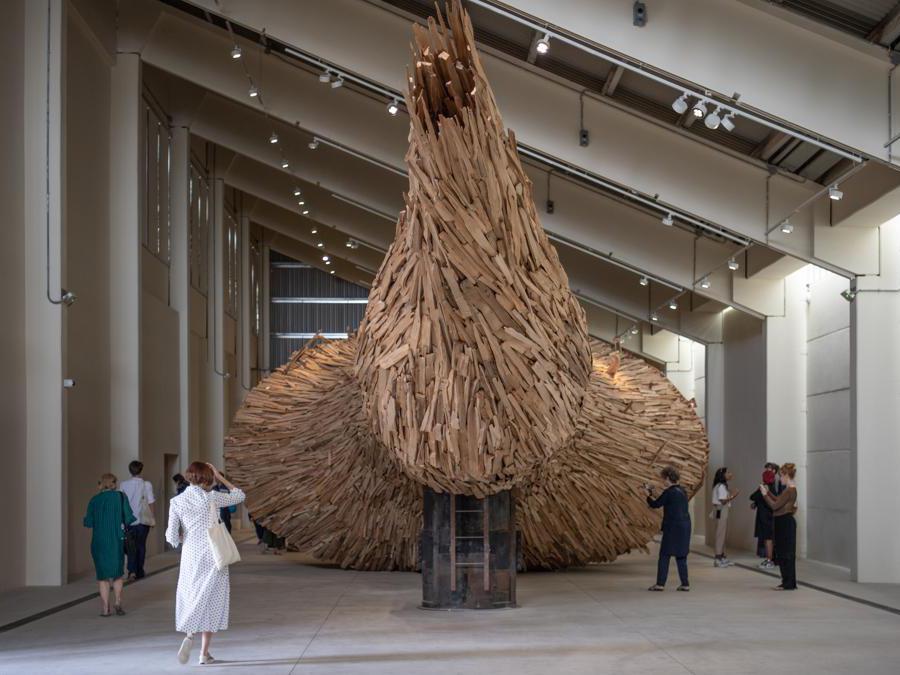 Nari Ward «Duty Colossus», 2022.  Commissionata da  MASS MoCA, North Adams, USA, e Sharjah Art Foundation. Installazione: Sharjah Biennial 15, Kalba Ice Factory, 2023.  Immagine gentilmente fornita da Sharjah Art Foundation. (Foto di: Motaz Mawid) 