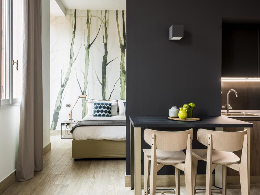 DCRE Stile Eco Chic, photo Enrico Montanari Ksenia poltroncine, design Iosa Ghini per Livoni (2014)  Leva lampada, design Iosa Ghini per Leucos (2012) Branded Apartments Collection, design Iosa Ghini per Colombini Group (2020) Ca' Foscari pavimenti di La Fabbrica del Gruppo Italcer Agorà rivestimenti di La Fabbrica del Gruppo Italcer Alberi Zen carta da parati di Tecnografica 