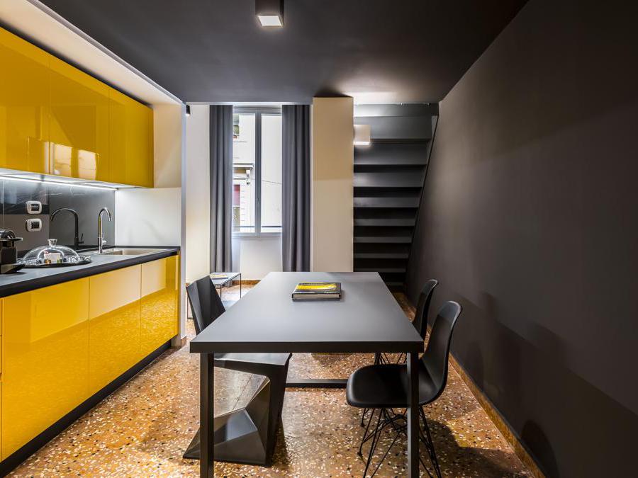 DCRE Stile Extreme, photo Enrico Montanari  Branded Apartments Collection, design Iosa Ghini per Colombini Group (2020) Tizio lampada, design Richard Sapper per Artemide (1972) 