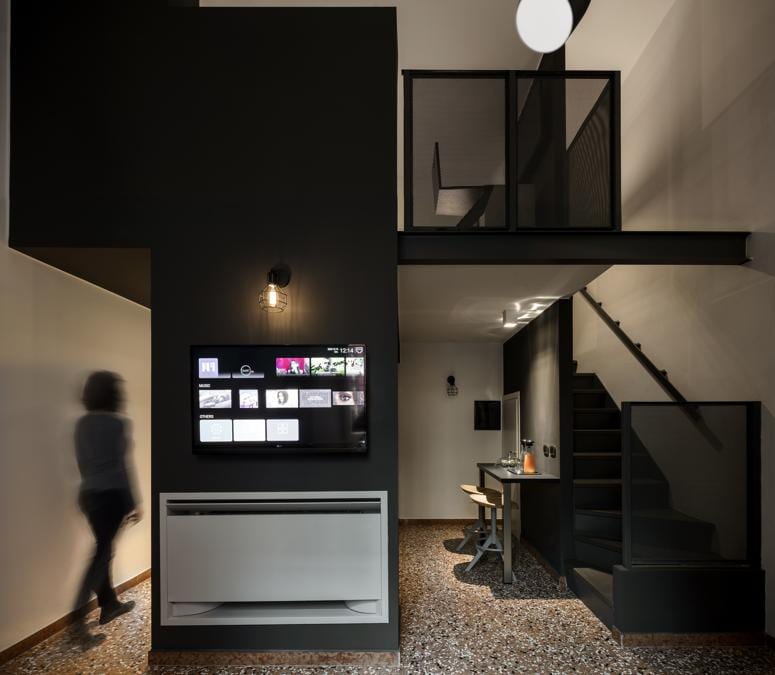 DCRE Stile Industrial (1), photo Fabio Mantovani  Tratur sgabelli, design Iosa Ghini per Livoni (2014) Branded Apartments Collection, design Iosa Ghini per Colombini Group (2020) Silver sedia, design Vico Magistretti per De Padova (1989) Projecteur 365 lampada, design Le Corbusier per Nemo Lighting (1954)  