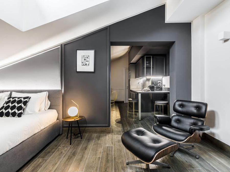 DCRE Stile Luxury (1), photo Enrico Montanari IC Light T2 lampada, design Michael Anastassiades per Flos (2014) Mistes T lampada, design Roberto Paoli per Leucos (2018)  Branded Apartments Collection, design Iosa Ghini per Colombini Group (2020) Ca' Foscari pavimenti di La Fabbrica del Gruppo Italcer Marmi nero belvedere rivestimenti di Ava Ceramica del Gruppo Italcer  
