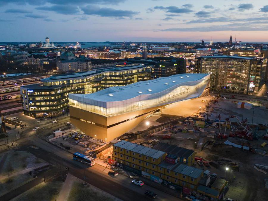A Helsinki, ALA Architects ha firmato la biblioteca Oodi. Un edificio polifunzionale, il cui piano terra può essere allestito per eventi e manifestazioni. La biblioteca ospita anche studi di registrazione, sale per proiezioni e conferenze, workstation, una cucina, macchine per cucire e un'area giochi per bambini (©TuomasUusheimo)