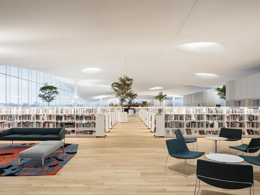 A Helsinki, ALA Architects ha firmato la biblioteca Oodi. Un edificio polifunzionale, il cui piano terra può essere allestito per eventi e manifestazioni. La biblioteca ospita anche studi di registrazione, sale per proiezioni e conferenze, workstation, una cucina, macchine per cucire e un'area giochi per bambini (©TuomasUusheimo)