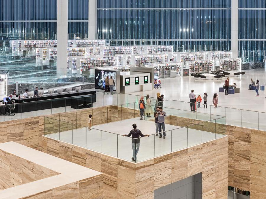 La biblioteca nazionale del Qatar, a Doha, è pensata per contenere un'intera popolazione e più di un milione di libri. Progettata da Rem Koolhas e dallo studio OMA, l'immensa struttura somiglia a una piccola città, con vialetti che attraversano gli scaffali. Un luogo predisposto allo studio, all'incontro e all'interazione (photo by Delfino Sisto Legnani and Marco Cappelletti)
