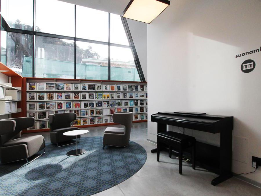 La nuova biblioteca di Ponte Arche, situata a Comano terme, coniuga modernità e tradizione. Il progetto architettonico è di Marco Muscogiuri di Alterstudio Partners di Milano. All'estetica si somma l'investimento per la riqualificazione energetica dell'immobile, un tempo destinano a essiccatoio del tabacco (©alterstudiopartners)