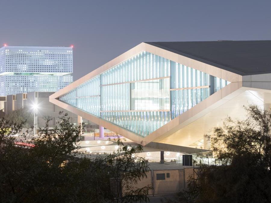 La biblioteca nazionale del Qatar, a Doha, è pensata per contenere un'intera popolazione e più di un milione di libri. Progettata da Rem Koolhas e dallo studio OMA, l'immensa struttura somiglia a una piccola città, con vialetti che attraversano gli scaffali. Un luogo predisposto allo studio, all'incontro e all'interazione(photo by Iwan Baan)