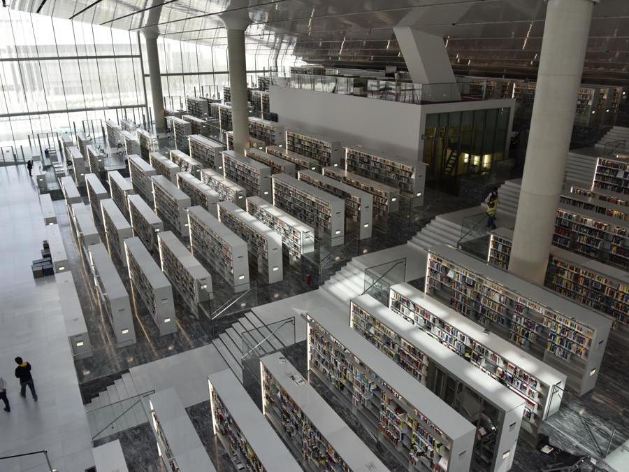 La biblioteca nazionale del Qatar, a Doha, è pensata per contenere un'intera popolazione e più di un milione di libri. Progettata da Rem Koolhas e dallo studio OMA, l'immensa struttura somiglia a una piccola città, con vialetti che attraversano gli scaffali. Un luogo predisposto allo studio, all'incontro e all'interazione (photo by Hans Werlemann)